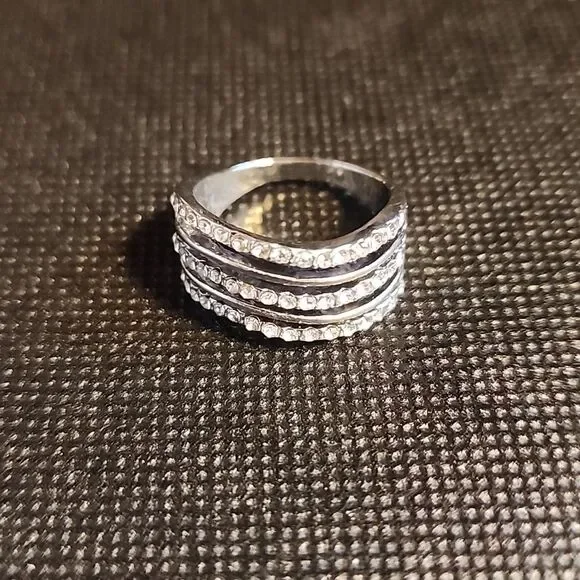 Elegant Silver Toned Band Ring With Faux Crystal Chips...size 8.5 - Picture 4 of 4